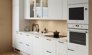 Valkoinen EPOQ Trend Classic White -keittiö integroidulla uunilla, vaalealla marmorikuvioisella työtasolla