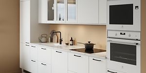 Valkoinen EPOQ Trend Classic White -keittiö integroidulla uunilla, vaalealla marmorikuvioisella työtasolla
