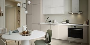Vaalea beige ja valkoinen EPOQ Trend keittiö avokeittiöratkaisulla, integroidulla uunilla sekä liesituulettimella