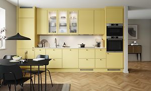 Keltainen EPOQ TrendMellow -keittiö avokeittiöratkaisulla, integroidulla uunilla sekä vitriinikaapilla