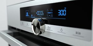 Hisense-uuni ja lähikuva ohjauspaneelista