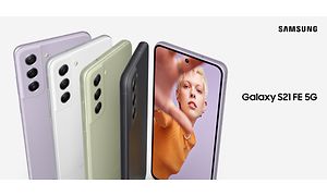 Samsung Galaxy S21 FE -älypuhelin eri väreissä ja Samsung-logo