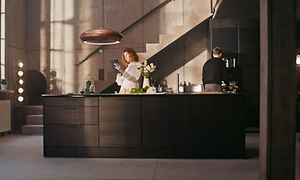 EPOQ - Edge - Kitchen - man and woman in an epoq kitchen from elkjøp