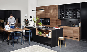 man serving woman food in an epoq kitchen from elkjøp