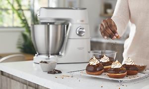 Kenwood - Nainen koristelee kakkusia