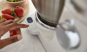 Sormi painamassa EasyWeigh-vaa'an nappia
