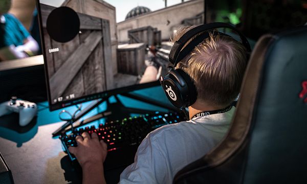 Poika pelaa Counter Strike Global Offensive -peliä
