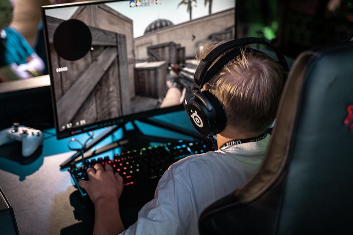 Poika pelaa Counter Strike Global Offensive -peliä