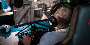Poika pelaa Counter Strike Global Offensive -peliä