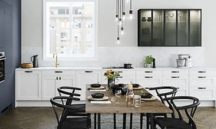 Valkoinen Epoq Shaker Classic White -keittiö sinisilä yksityiskohdilla