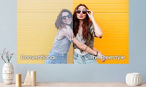 Samsung The Freestyle -projektori projisoi kuvaa kahdesta naisesta seinälle