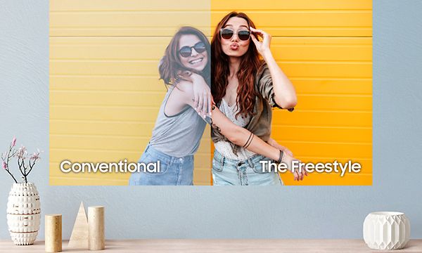 Samsung The Freestyle -projektori projisoi kuvaa kahdesta naisesta seinälle