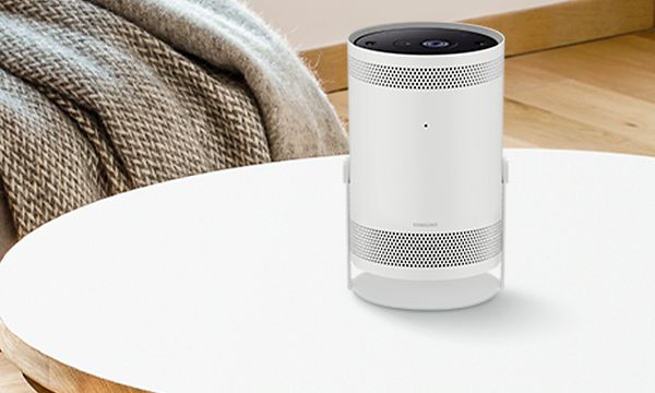 Samsung The Freestyle -projektori pöydällä