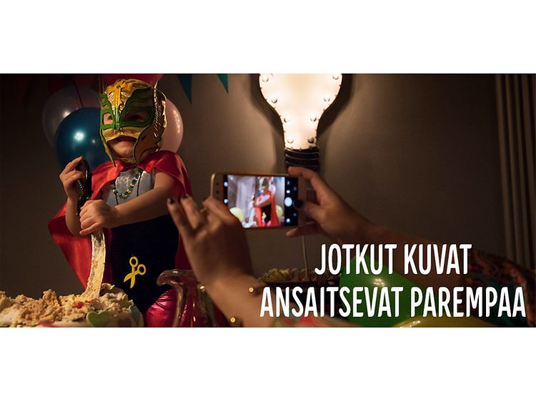 Äiti ottaa valokuvaa naamiaisasuun pukeutuneesta pojastaan ja teksti Jotkut kuvat ansaitsevat parempaa