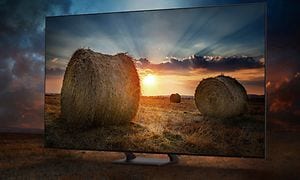 Samsung-TV-QE60A-TV ja heinäpaalu pellolla