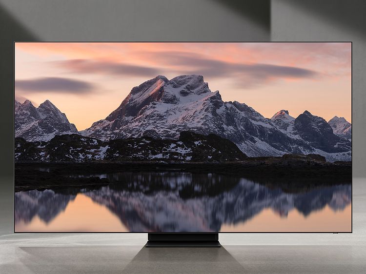 Samsung-TV-QN800A- Näytöllä vuoristomaisema ja vettä