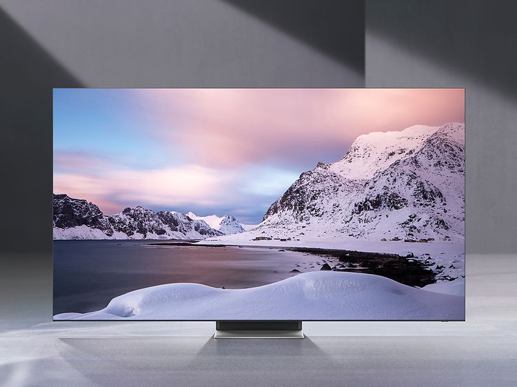 Samsung-TV-QN900A- Näytöllä vuoristomaisema ja vettä