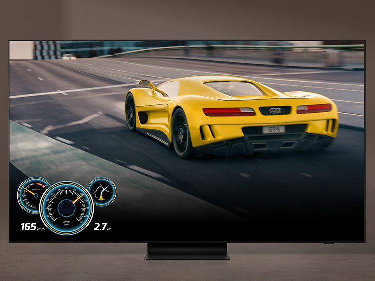 Samsung-TV-QN90A- Keltainen urheiluauto takaa kuvattuna