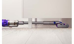 Легкий и компактный пылесос Dyson Omni-Glide легко убирается под низкой мебелью.