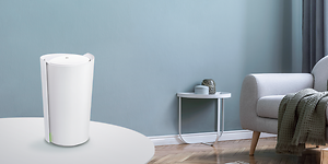Valkoinen TP-Link  Deco X90 -mesh-järjestelmä valkoisella pöydällä