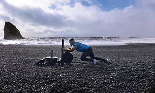 Garmin Fenix 6 suksia kantavan miehen ranteessa.