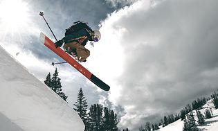 Garmin Fenix 7 Laskettelevan henkilön ranteessa.