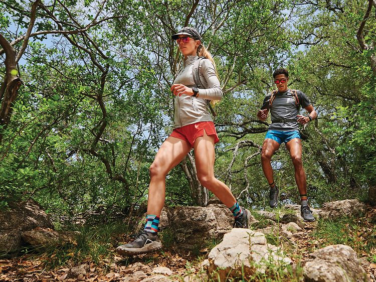 Garmin Fenix 7 luonnossa liikkuvien henkilöiden ranteissa
