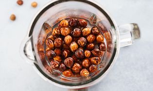 Hasselpähkinöitä tehosekoittimessa