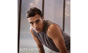 Mies ja Jabra Elite 4 Active kuulokkeet