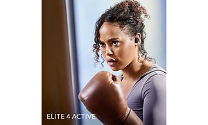 Nyrkkeilevä nainen ja Jabra Elite 4 Active -kuulokkeet
