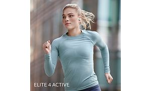 Lenkkeilevä nainen ja Jabra Elite 4 Active -kuulokkeet