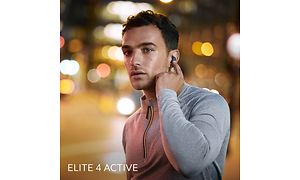 Mies lenkillä Jabra Elite 4 Active-kuulokkeet korvissaan