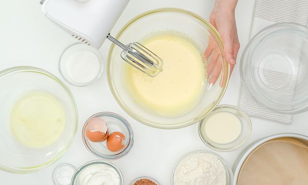 Sekoituskulhot, käsivatkain ja munia