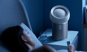 Dyson Pure Cool Me - Nainen sängyssä ajastaa laitetta