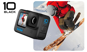 GoPro Hero 10 Black ja taka-alalla laskettelija tekemässä hyppyä