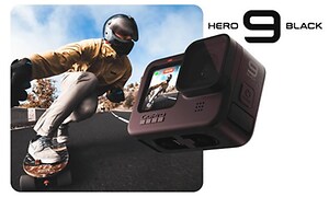 GoPro Hero 10 Black ja taka-alalla skeittari rullalautailee maantietä alaspäin