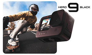 GoPro Hero 10 Black ja taka-alalla skeittari rullalautailee maantietä alaspäin
