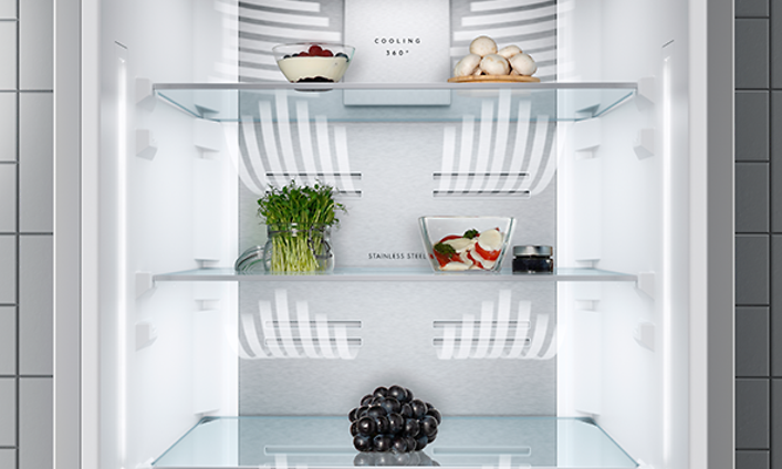 Puhdas Electrolux-jääkaappi ja muutamia elintarvikkeita sen sisällä