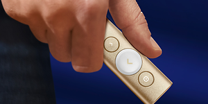 Logitech Spotlight esityskaukosäädin (kulta) - Käsi pitelee kaukosäädintä
