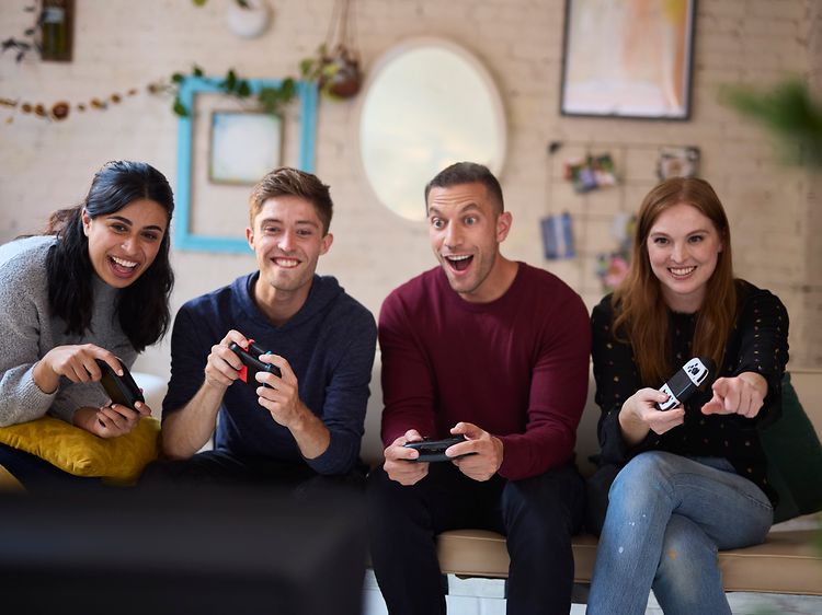 Ystävykset pelaavat Nintendo Switchiä yhdessä