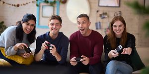 Ystävykset pelaavat Nintendo Switchiä yhdessä