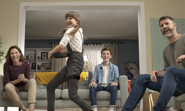 Perhe pelaa Nintendo Ring Fitiä yhdessä