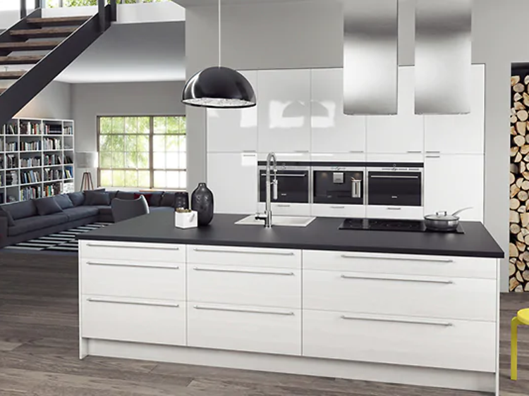 Gloss White keittiö on valkoinen korkeakiiltoinen keittiösarja yksinkertaisella, minimalistisella muotoilulla
