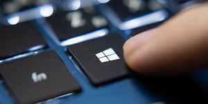 Sormi painaa Microsoft Windows-logolla varustettua tietokoneen näppäintä
