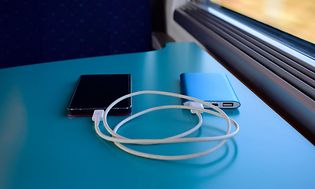 Junan pöydällä oleva puhelin käyttää varavirtalähdettä lataukseen