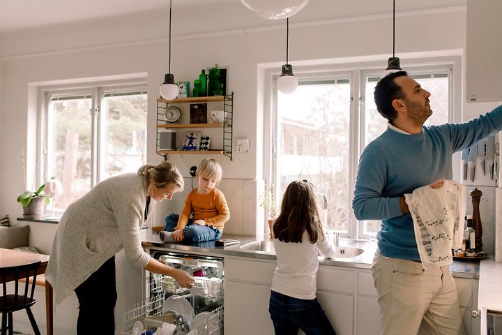 MDA - Astianpesukoneet - Perhe tyhjentää keittiössä olevaa astianpesukonetta yhdessä