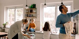 MDA - Astianpesukoneet - Perhe tyhjentää keittiössä olevaa astianpesukonetta yhdessä