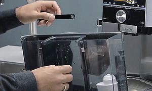 Siemens-espressokeitintä puhdistetaan