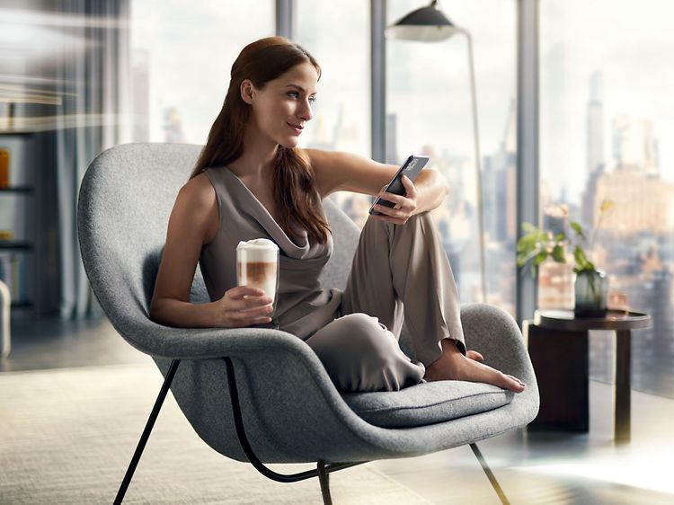 Nainen ja Siemens-espressokeittimellä keitetty kahvi kädessään