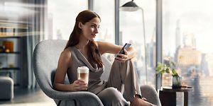 Nainen ja Siemens-espressokeittimellä keitetty kahvi kädessään